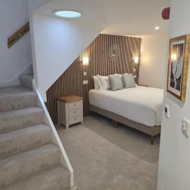 Dunderry Lodge Luxury Suites, хотел в Наван