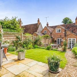 Windmill Cottage Sleeps 4 with Enclosed Garden