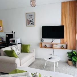 Lynne’s Cozy studio
