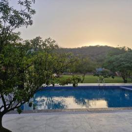 Aravalli Hills golden farm, Luxury Tents & AC rooms with scenic views, hotel di Dhauj