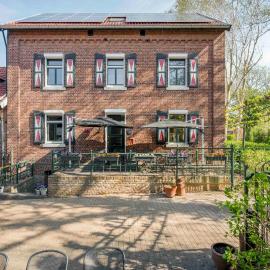 Luxe familiehuis voor 12 personen, 6 slaapkamers met eigen badkamer, luxe keuken, jetstreambad en infrarood sauna en 1 ha tuin in Vijlen, Zuid-Limburg, hotel in Vijlen