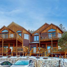 Two BR condo w/ Brand NEW HOT TUB and great views!, hotel i Estes Park