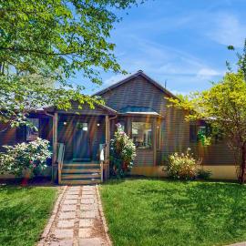 Lakefront home with two kitchens, a dock, firepit, & pontoon, khách sạn ở Bumpass