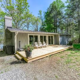 Secluded Lakefront Gem W/ Free WiFi, Two-Level Deck, Private Dock & Great Views, hotel in Mineral