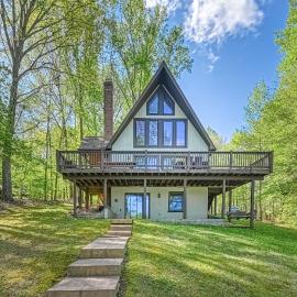 Secluded lakefront home w/private beach, deck, gas grill, firepit, lake views, hotel u gradu Bumpass