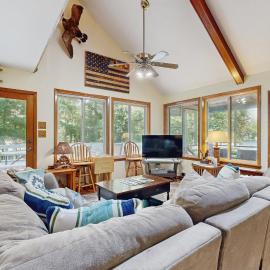 Relaxing lakeside retreat with boathouse, dock, deck, firepit and screened porch, hotelli kohteessa Bumpass