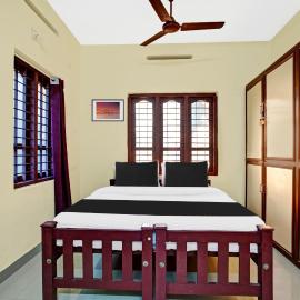 Hotel O Nakshathra Inn, hotel sa Kazhakuttam