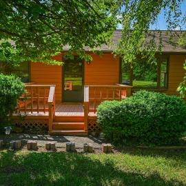 Quiet lake home with two kayaks, furnished deck, grill & fast WiFi - dogs OK, hotel in Mineral