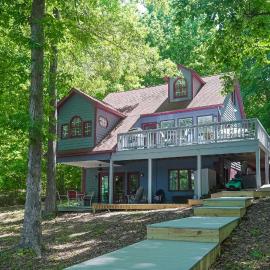 Spacious pet friendly waterfront house with patio & grill, hotel in Bumpass