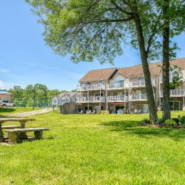 Three-story lakefront home w/ covered boat slip, and tennis/pickleball access, hotel in Mineral