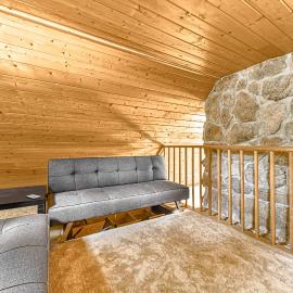 Lakefront home with boat mooring, deck, hot tub, game room & fast WiFi - dogs OK, hotel a Bumpass