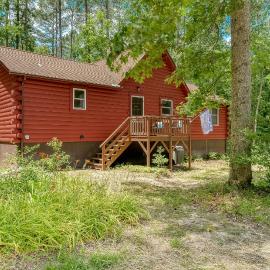 Lakefront home with boat mooring, deck, hot tub, game room & fast WiFi - dogs OK, hotel u gradu Bumpass