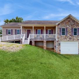 Two-story, lakefront getaway with dock, beach, grill, 2 kayaks, 2 canoes, AC, Hotel in Orange
