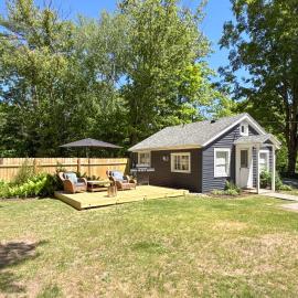 Viesnīca Swim, Hike & Unwind: Frankfort Cottage w/ Fire Pit pilsētā Frankforta