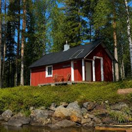 Secluded lake house with a private jetty and a boat, hotel di Fredrika