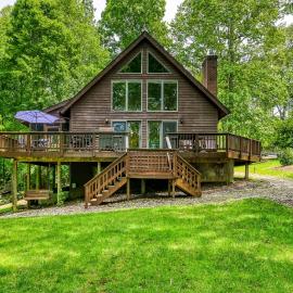 Waterfront cabin with private dock, hot tub, sundeck, outdoor areas, & W/D, hotel in Mineral
