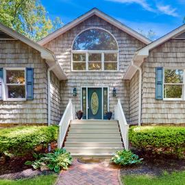 Stunning lakefront retreat w/firepit, game room, & water views โรงแรมในBumpass