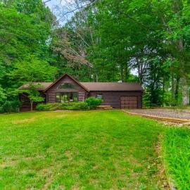 Lakeside log home with a private deck, WiFi, firepit, central AC, & washer/dryer, hotel in Mineral