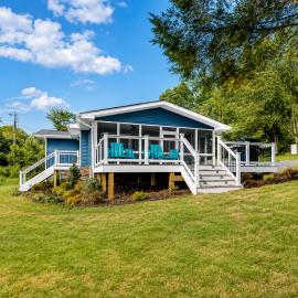 Lakefront, renovated, dog-friendly home with dock, paddleboards & firepit, hotel in Mineral