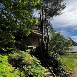 on the edge & in the bushes – hotel w mieście Flekkefjord