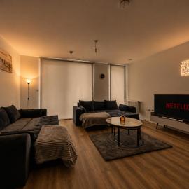 Wembley 2BR Spacious Modern Skyline View Sleeps 8, hotel di London