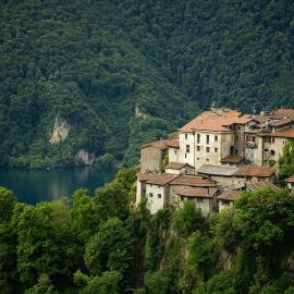 Puria Rustic Lake View Apartment