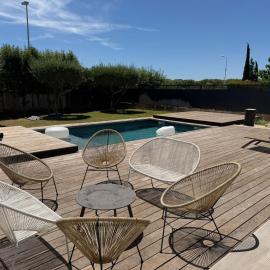 Villa Moderne entre Nimes et Pont du Gard, מלון בBezouce