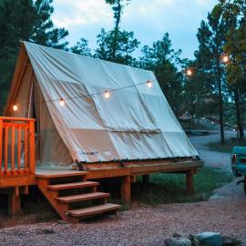 Glamping Retreat, Forest Escape in the Black Hills، فندق في Hermosa