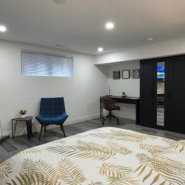 Renovated Guest Suite Near The Lake & High Park in Toronto!, hotel in Toronto