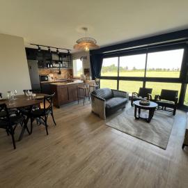 Appartement lumineux avec bow-Window et vue sur la nature, tout confort avec deux places de parking privées et accès avec ascenseur, hótel í Coquelles