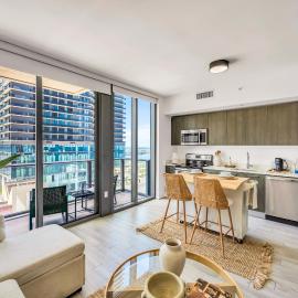 Casas Collection - Luxury High-Rise Condos - Downtown Miami - Pool & Gym - City & Ocean Views, hotel a Miami