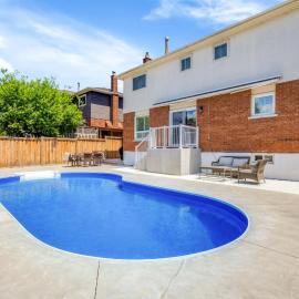 Modern 4BR Family Home with Pool in Whitby, hotel v mestu Whitby