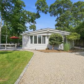 Modern Hampton Bays Cottage near BEACHES & TOWN cottage, hótel í Hampton Bays