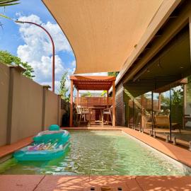 Warm, private, poolside retreat, Hotel in Cable Beach
