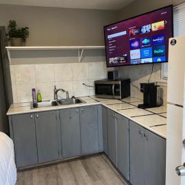 Ellie Kate's Tiny Apartment Pets Welcome Close to Airport
