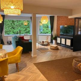 Comfortable Jacuzzi Apartment for 8 in Stezyca, hotelli kohteessa Stężyca