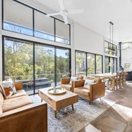 Riverfront Alpine Retreat - Mt Buller Gateway - Sleeps 10, hotel in Merrijig