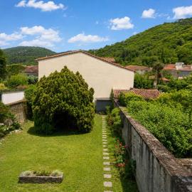 La Mazemat, Spacieux, jardin et vue montagne, hôtel à Mazamet