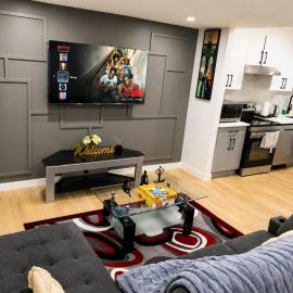 Modern 2BR Retreat-Near WEM - Workspace & Privacy, hotel in Edmonton
