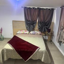 Appartement moderne climatisé à Caussade Parking & WiFi, hotell i Caussade