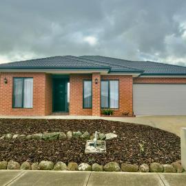 Stunning Holiday Home Doreen - Luxury 4 x Extra Large Bedrooms, 2 x Minute Drive to Mernda Railway Station !, hotell i Doreen