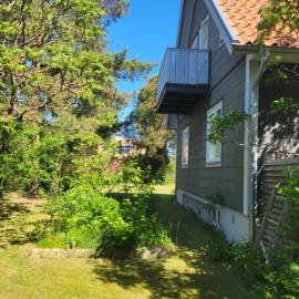 Charming house close to the beach and Kattegattsleden, хотел в Jonstorp