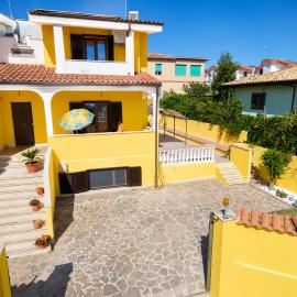 L'ALLOGGIO DEL SOLE APARTMENTS - elegant and welcoming residence with independent apartments, shared patio and parking area, near the beach and train station with hourly trains to Rome - Lido delle Sirene, Anzio