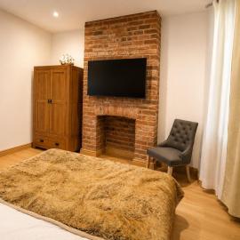 SidemerseyLivings - Step-Free 4BR Home, Ground Floor Bed & Bath, Private Gated Parking