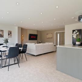 Luxury Marsh View Retreat with Parking - 4 Bed - Sleeps 10, hotel in Teynham