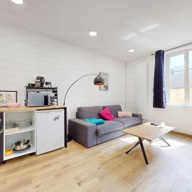 Cozy and bright 2 bedrooms apartment outdoor courtyard