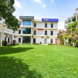FabHotel Rajvanshi Palace, hotel in Gumgaon