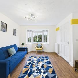 Lowry House by Harrier Heights Stays - Corby - 5 Bed - 3 Baths - Parking