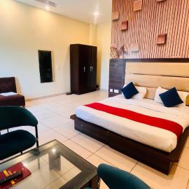 Crystal Park Hotel And Restaurant, hotell i Lalru