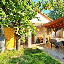 Marina Cottage, отель в городе Enying